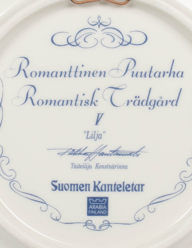 ARABIA Romanttinen puutarha V Lilja seinälautanen  - Designsuosikit - 10105551153 - 2