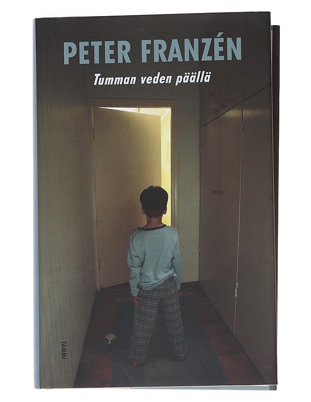 Tumman veden päällä - Peter Franzén - Romaanit ja novellit - 10105551796 - 0