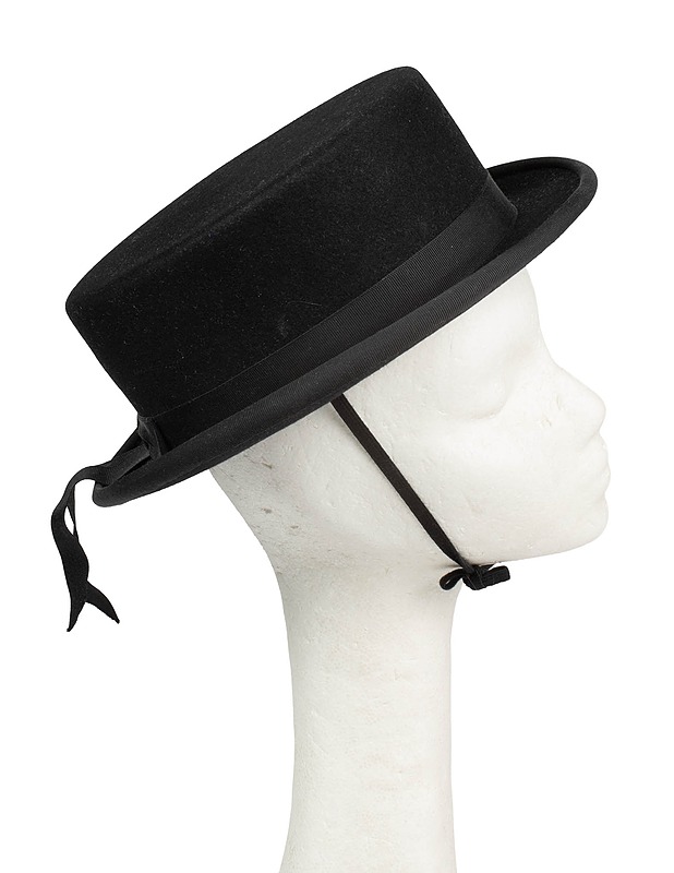 CODEBA Derby Club musta hattu, 53cm - Päähineet - 10105555792 - 2