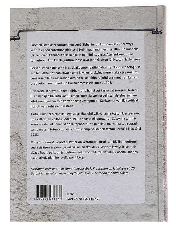 Kätketyt kiväärit, veriset pistimet - Erkki Fredrikson - Historiakirjat - 10105566602 - 1