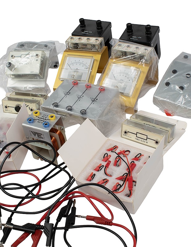 Sarja mittauslaitteita, komponentteja, kytkentäjohtoja - Muu elektroniikka - 10105572878 - 1