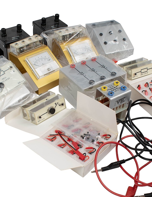 Sarja mittauslaitteita, komponentteja, kytkentäjohtoja - Muu elektroniikka - 10105572878 - 2