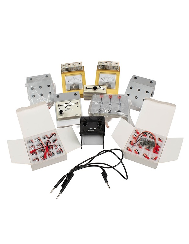 Sarja mittauslaitteita, kytkentärasioita, komponentteja, johtoja, liittimiä  - Muu elektroniikka - 10105572894 - 0