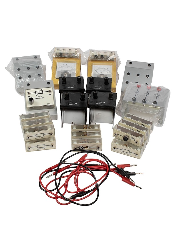 Sarja erilaisia mittareita, vastuksia, kytkimiä - Muu elektroniikka - 10105572921 - 0