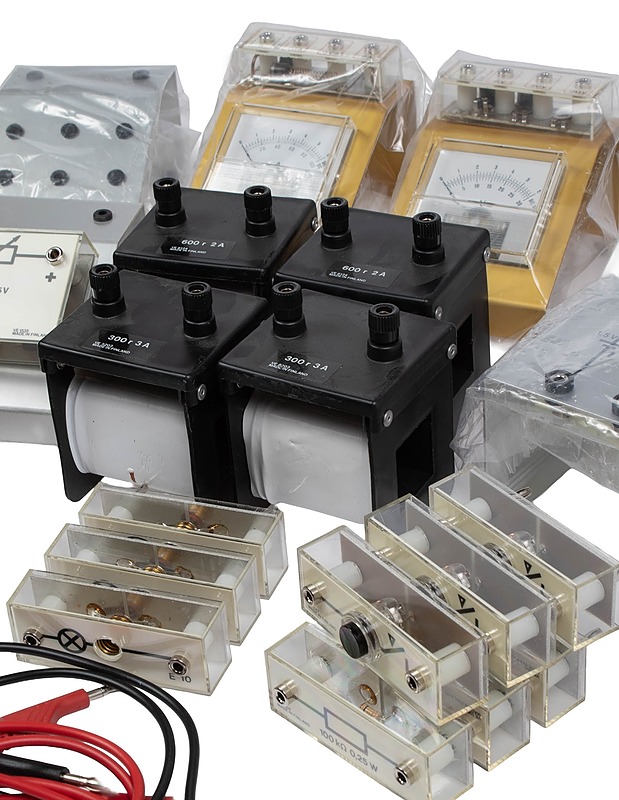 Sarja erilaisia mittareita, vastuksia, kytkimiä - Muu elektroniikka - 10105572921 - 1