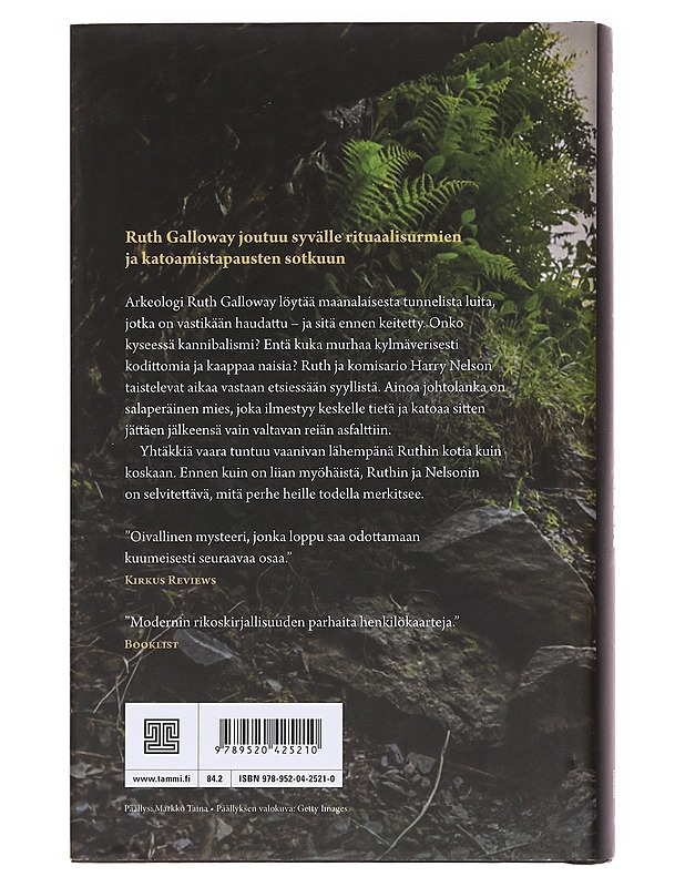 Maan alla - Griffiths, Elly - Romaanit ja novellit - 10105575192 - 1