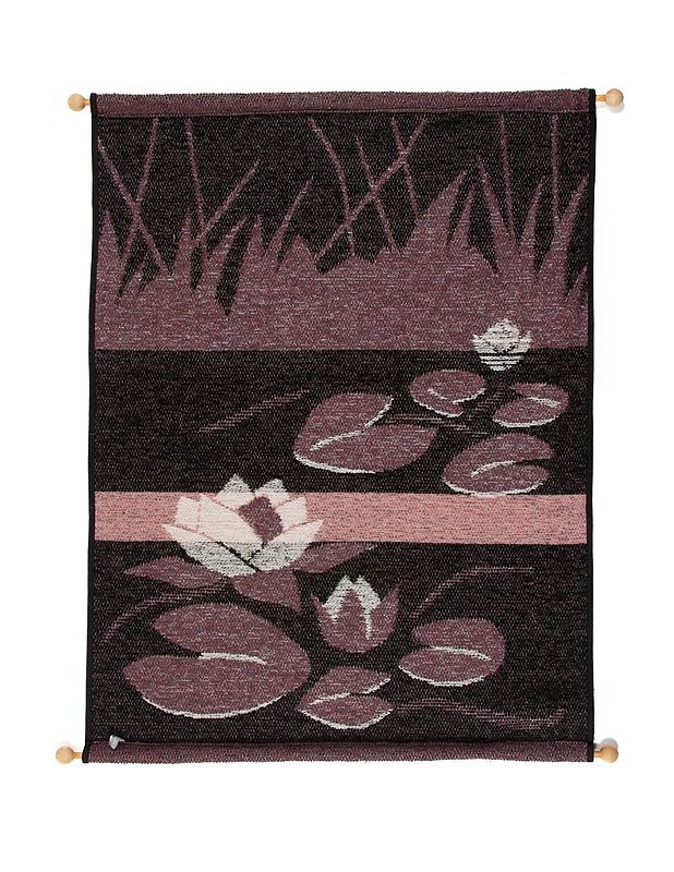 WILLAWA Lummelampi ryijy seinävaate, 81 x 108 cm - Matot - 10105575309 - 1