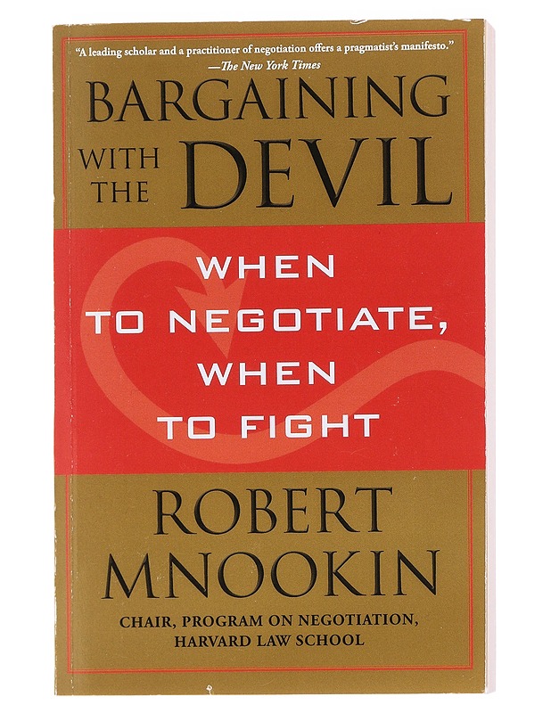 Bargaining With The Devil - Robert Mnookin - Kaunokirjallisuus - 10105582132 - 0