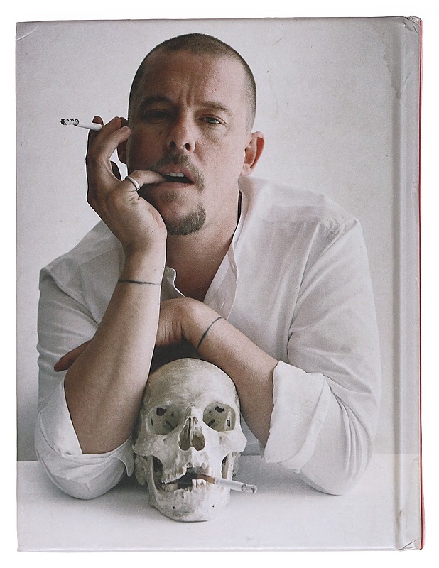 Vogue on Alexander McQueen - Chloe Fox - Taide- ja kulttuurikirjat - 10105596118 - 1