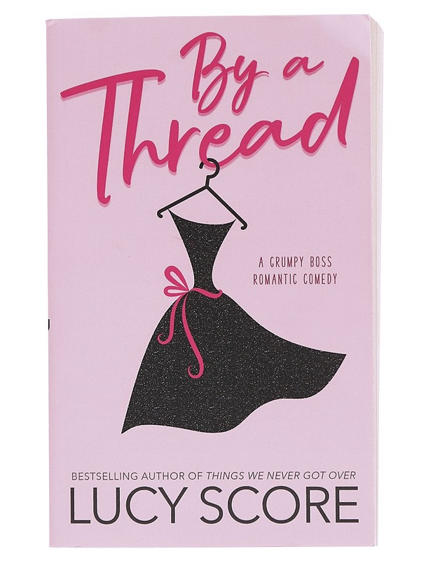 By a thread - Lucy Score - Romaanit ja novellit - 10105604747 - 0