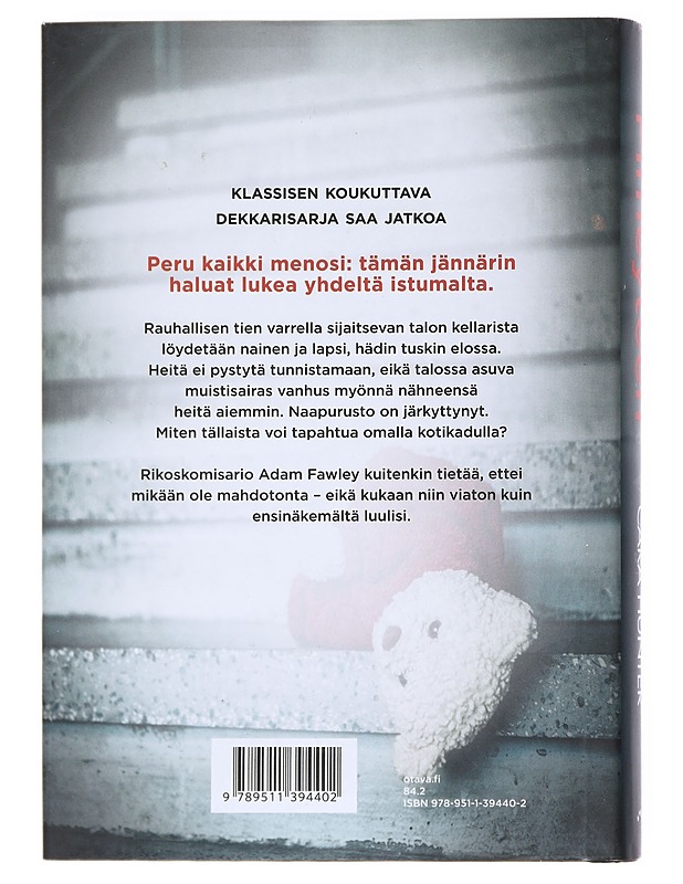 Pimeyteen - Hunter, Cara - Romaanit ja novellit - 10105607419 - 1