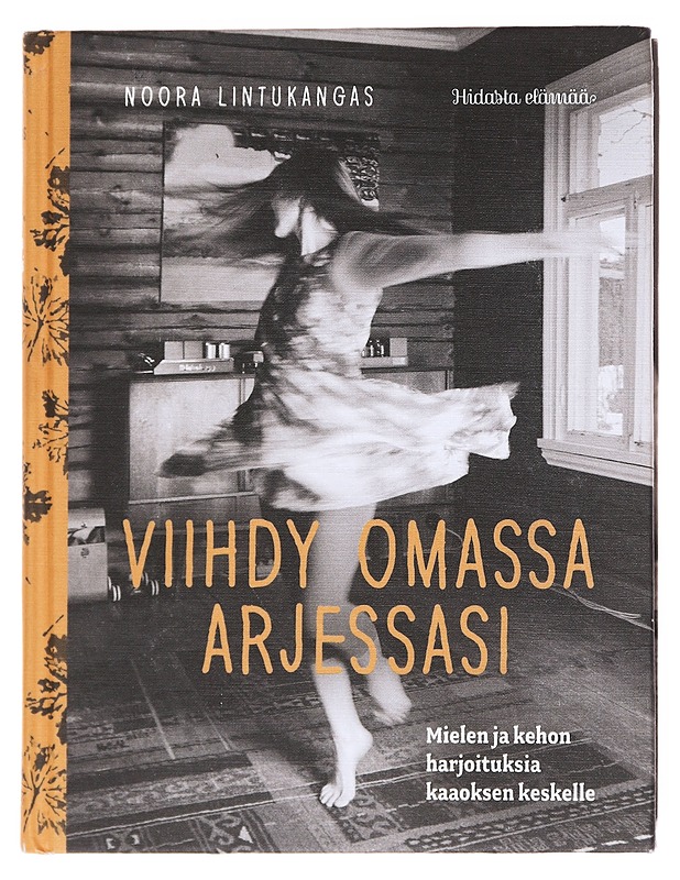Viihdy omassa arjessasi : mielen ja kehon harjoituksia kaaoksen keskelle - Mustajoki, Noora - Tietokirjat ja oppaat - 10105607690 - 0