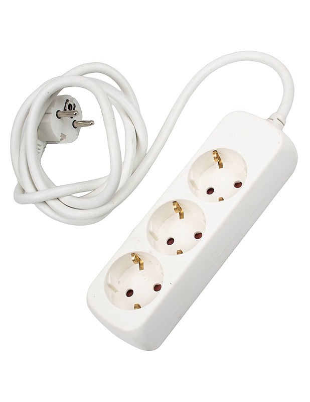 Maadoitettu jatkojohto, jossa 3 pistorasiapaikkaa  - Muu elektroniikka - 10105608321 - 0
