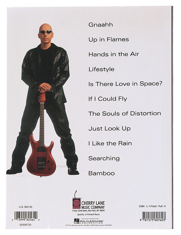 Is there love in space? - Satriani, Joe - Musiikki- ja elokuvakirjat - 10105612928 - 1