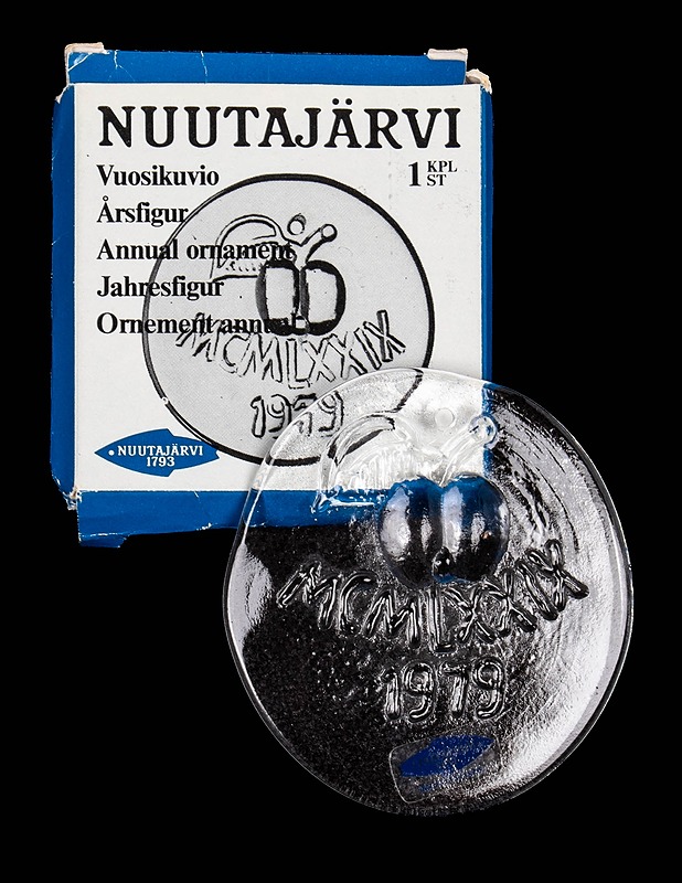 NUUTAJÄRVI 1979 vuosikuvio lasikoriste - Joulutuotteet - 10105630997 - 0
