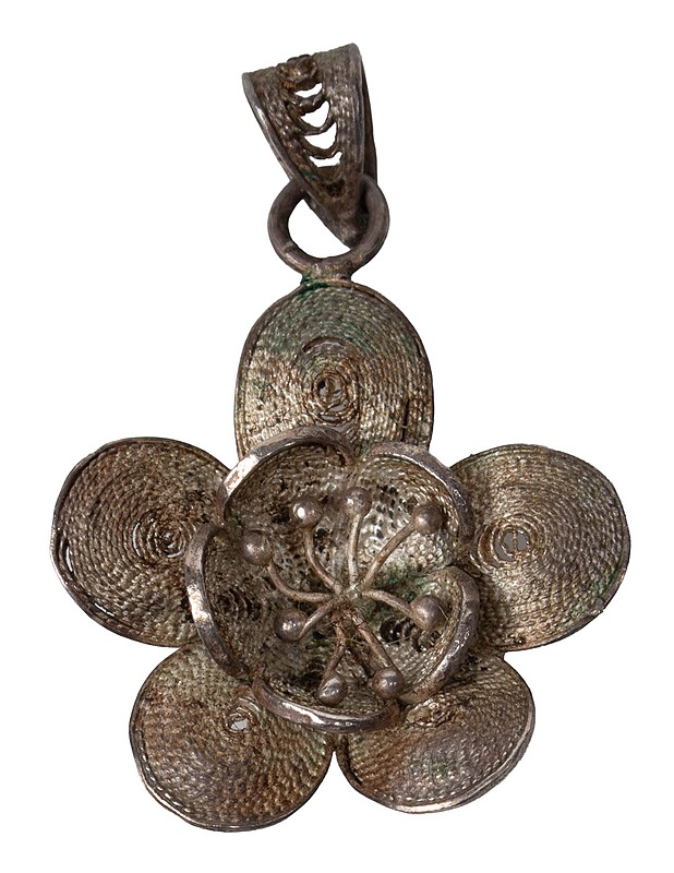 Hopeinen filigree kukka-amuletti - Askartelu - 10105639310 - 0